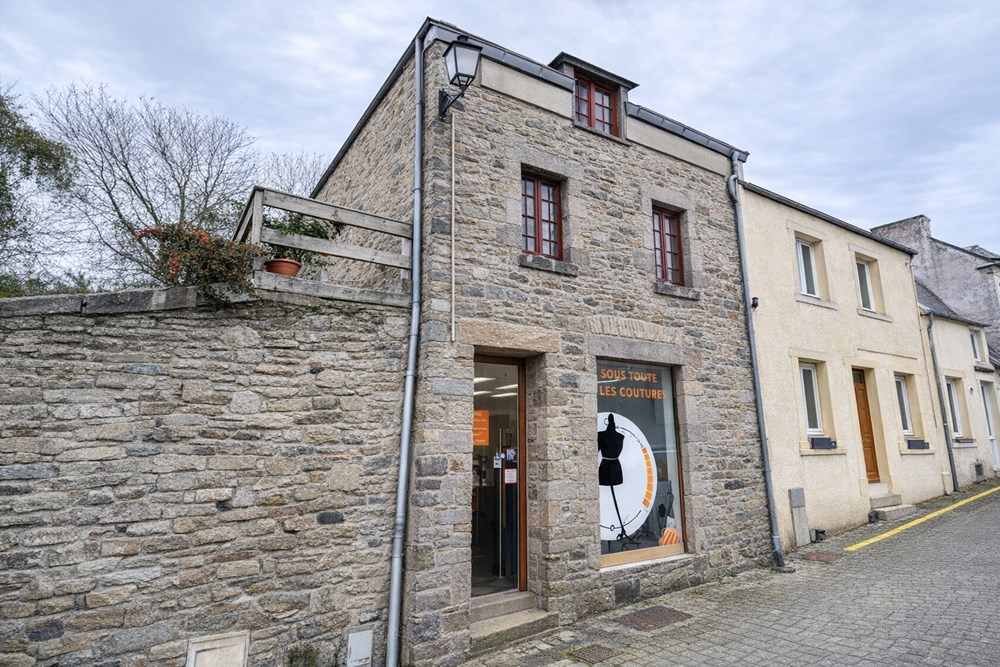 IMMEUBLE/MAISON - EMPLACEMENT IDEAL - COMMERCE + DUPLEX - RARE - PLACE DE PARKING - PETIT JARDIN